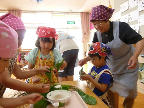 ちまきづくりの様子