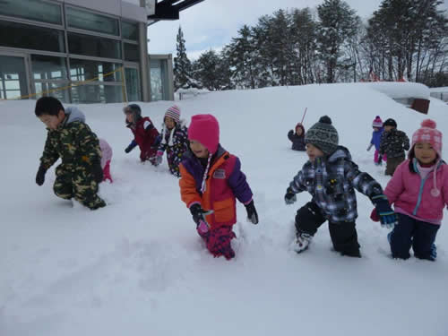 雪遊びの様子