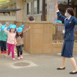 信号がない道路を渡る