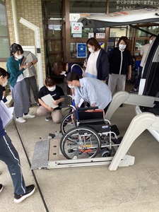 水害時想定避難車いす乗車介助