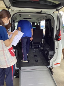 水害時想定避難車いす乗車介助
