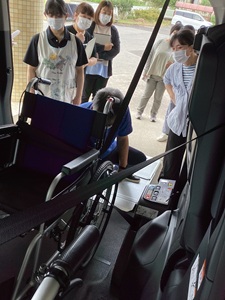 水害時想定避難車いす乗車介助